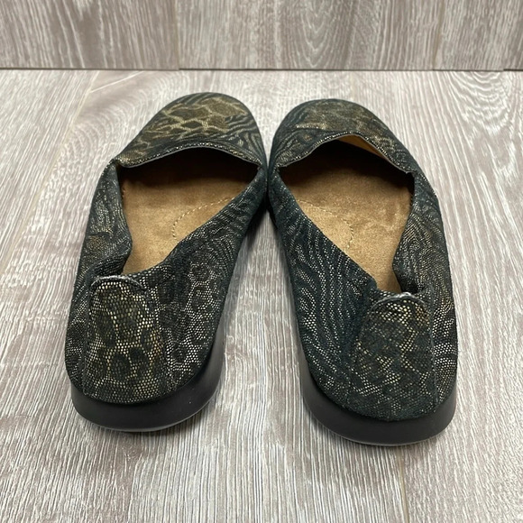 NWOT Aerosoles Army Leather Animal Print Slip On Flats 7.5M - Picture 3 of 15